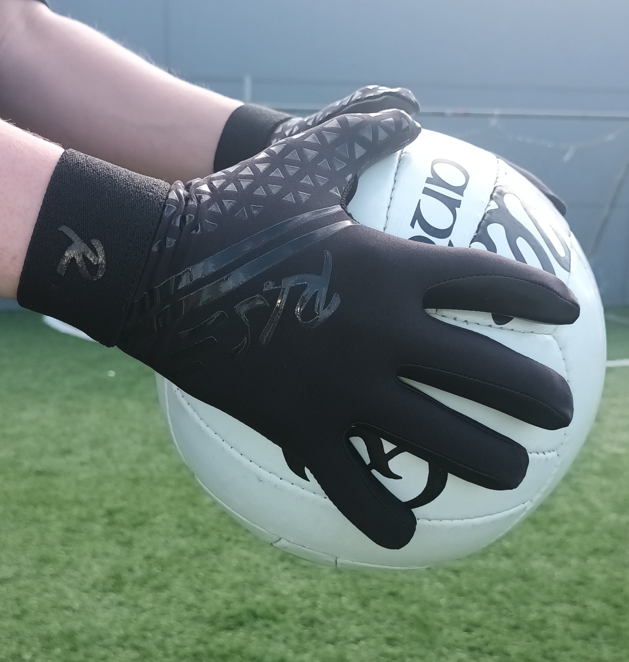 Gaelic deals goalkeeper gloves